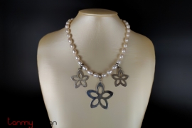 Pearl necklace with 3 flowers